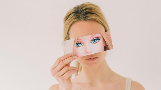 Visszacsináltatta plasztikai műtéteit az édesanya, hogy kevésbé hasonlítson egy Barbie babára
