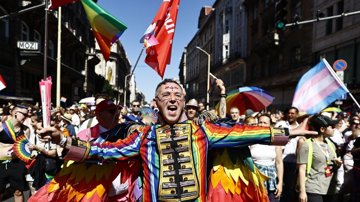 Mandiner: Hormonterápiás brosúrákat osztogattak a Pride-on
