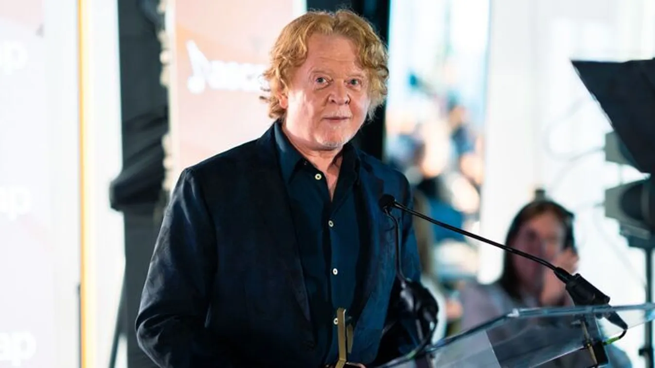 Naponta három nővel szexelt a Simply Red énekese