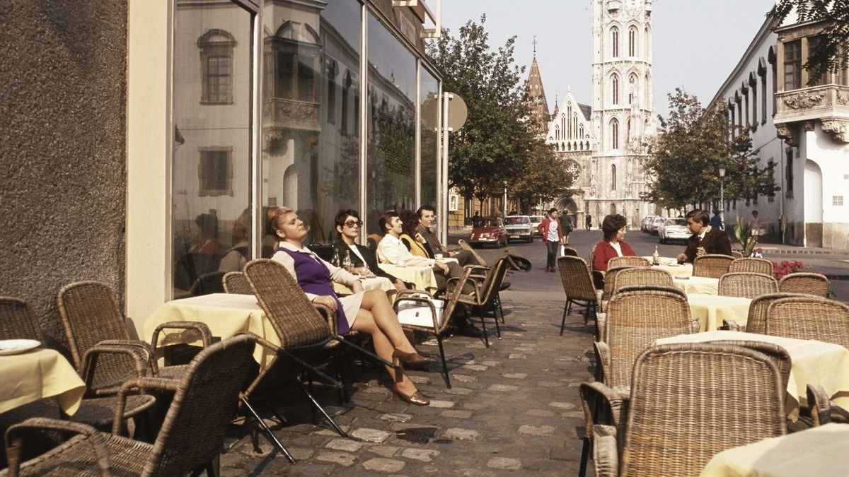 Trabantok a macskaköves utcákon - Retró képgaléria Budapest I. kerületéről