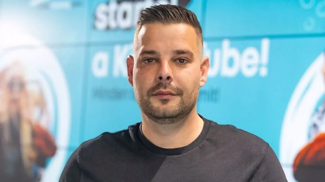 Szirénázó mentő vitte kórházba Kiss Ádámot