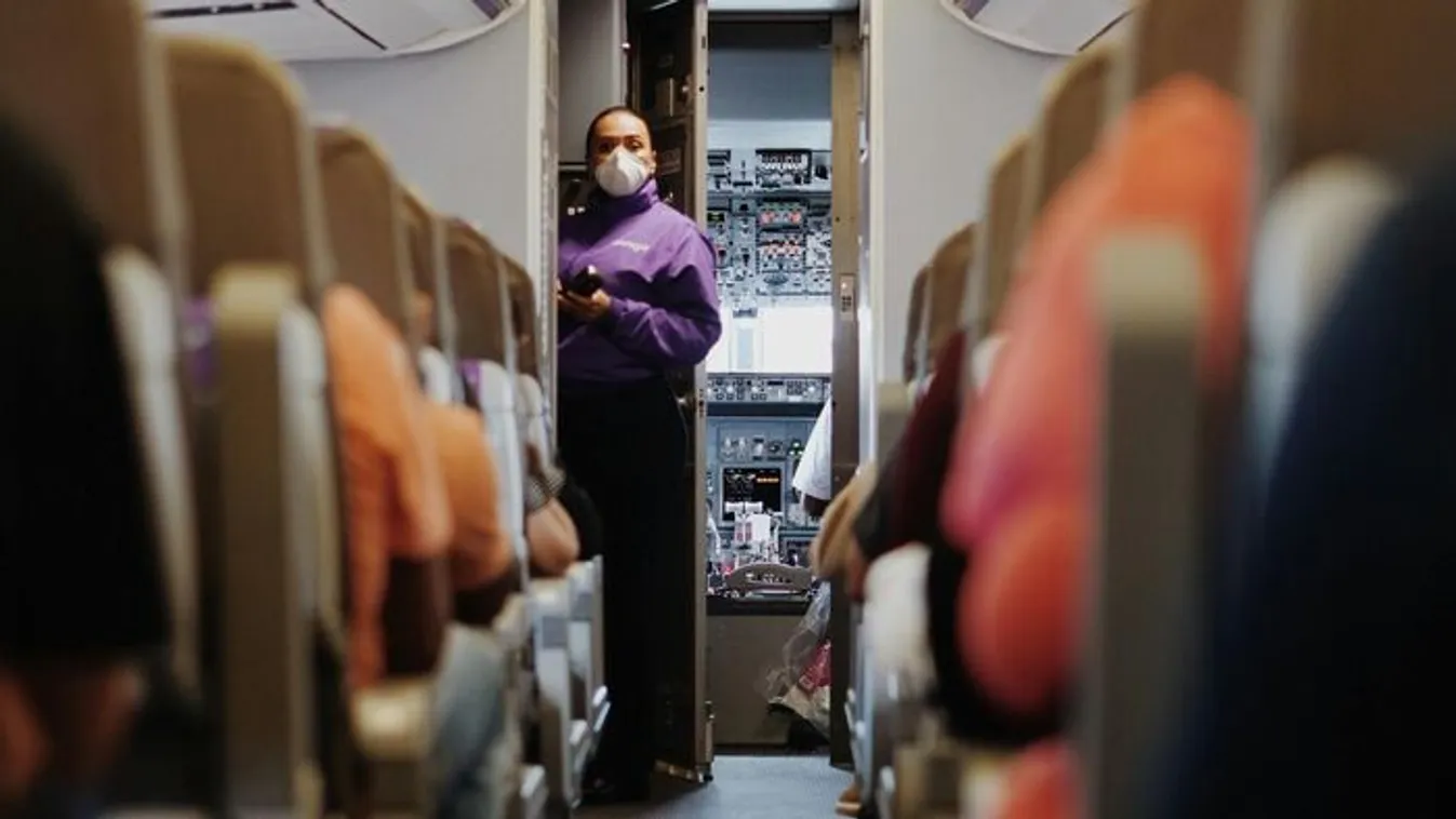 Meztelenül táncolt a repülőgépen a légiutaskísérő