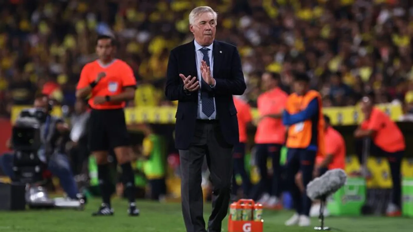 Carlo Ancelotti lábai előtt hevernek
