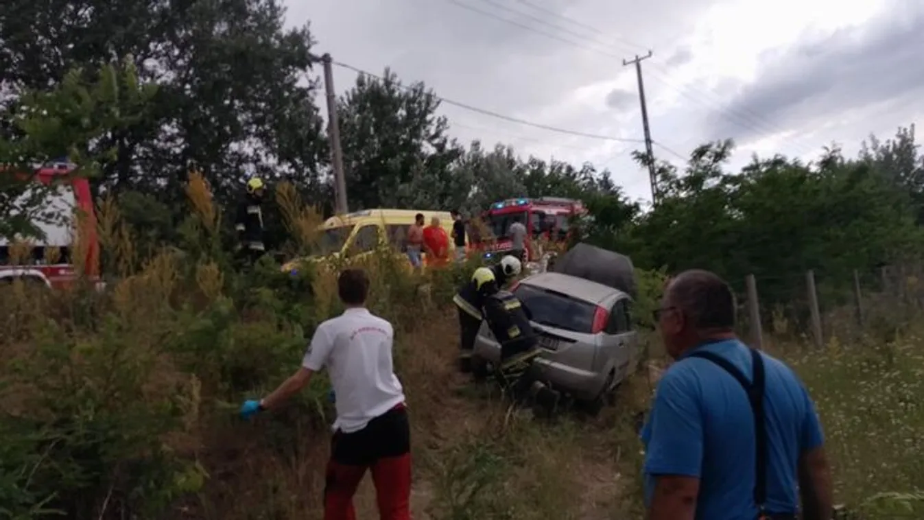 Métereket zuhant egy autó, kis híján egy tóba csapódott