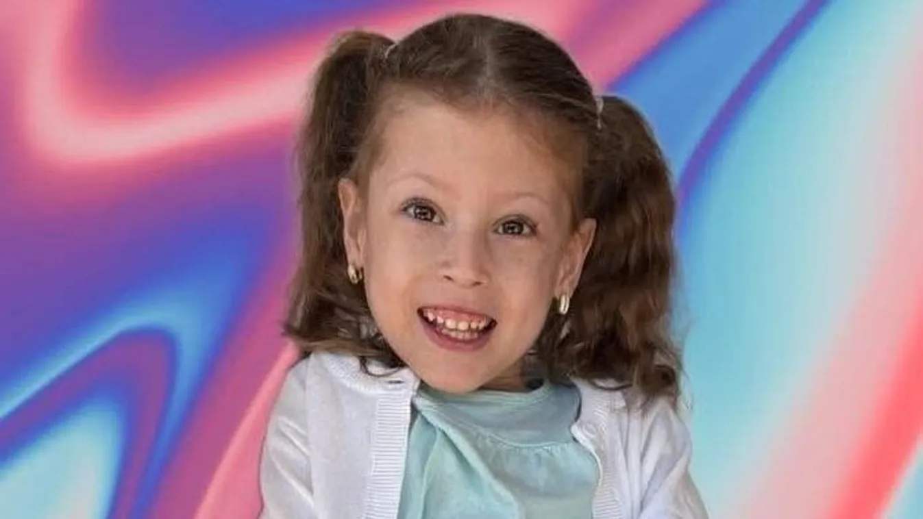 A hétéves Rebeka nyitott gerinccel született