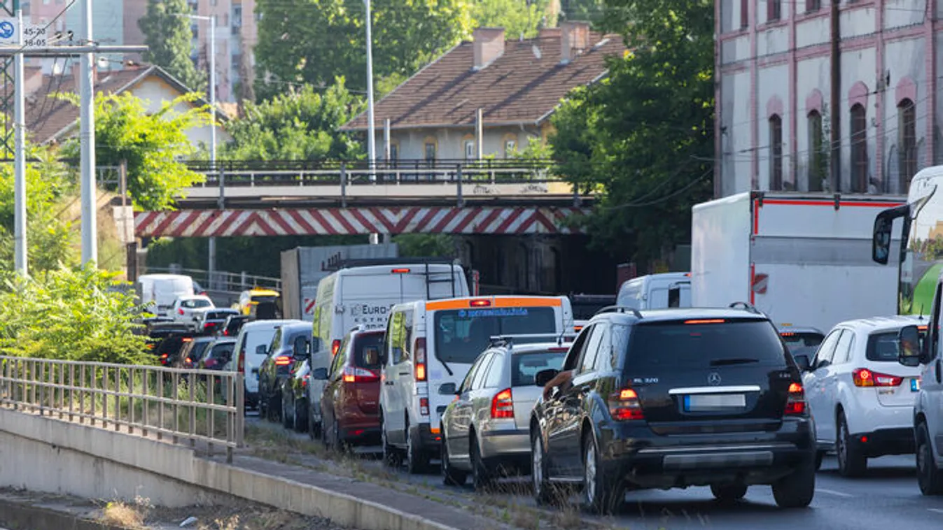 Budapest elesett: képeken az év egyik legnagyobb dugója