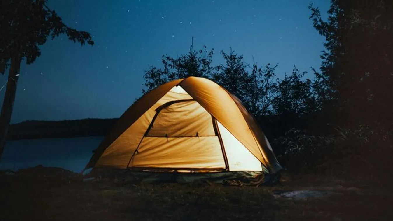 Ideglelés Pusztavámon: maszkosok jelentek meg a sátorban