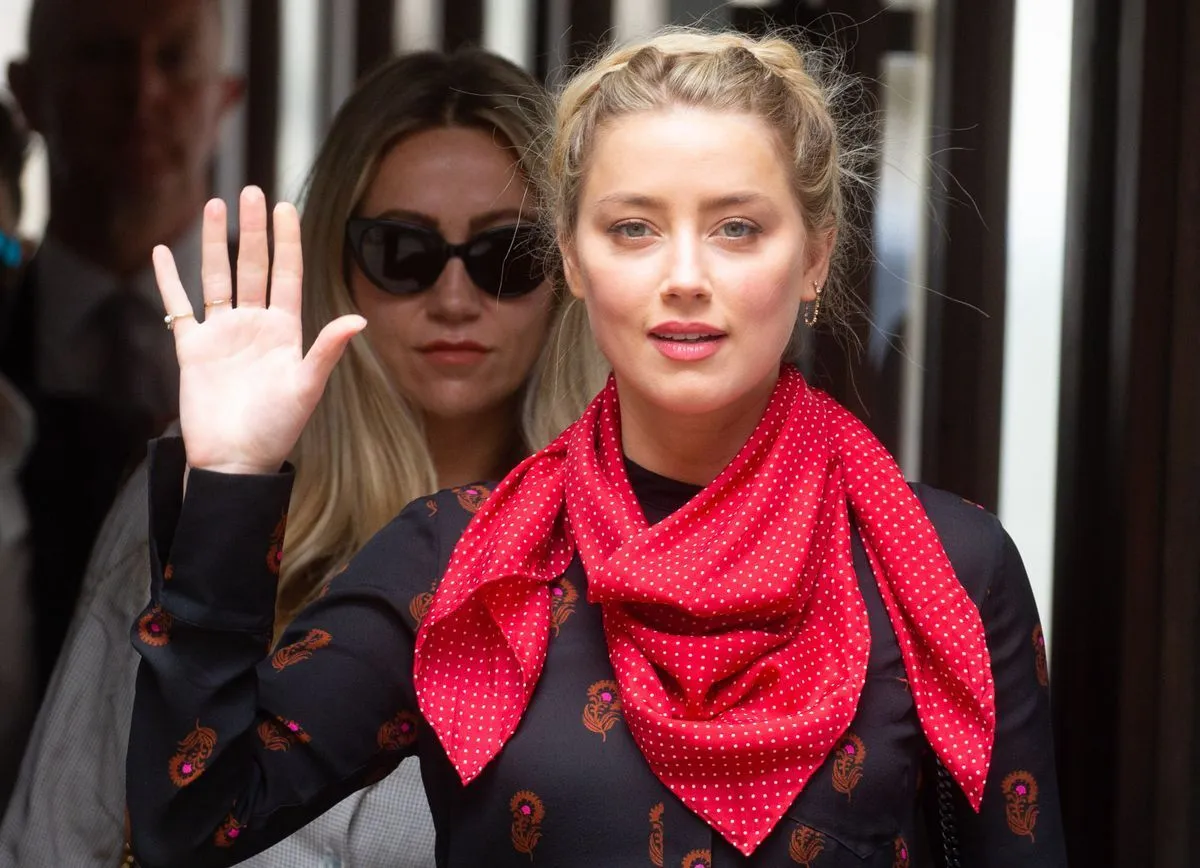 alt=Amber Heard visszatér a nyilvánosság elé, három évvel a Johnny Depp-pel zajló botrányos per után.