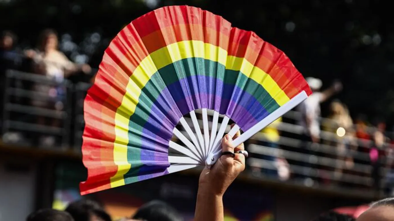 Játszóterek mellett haladnak el a Pride-osok