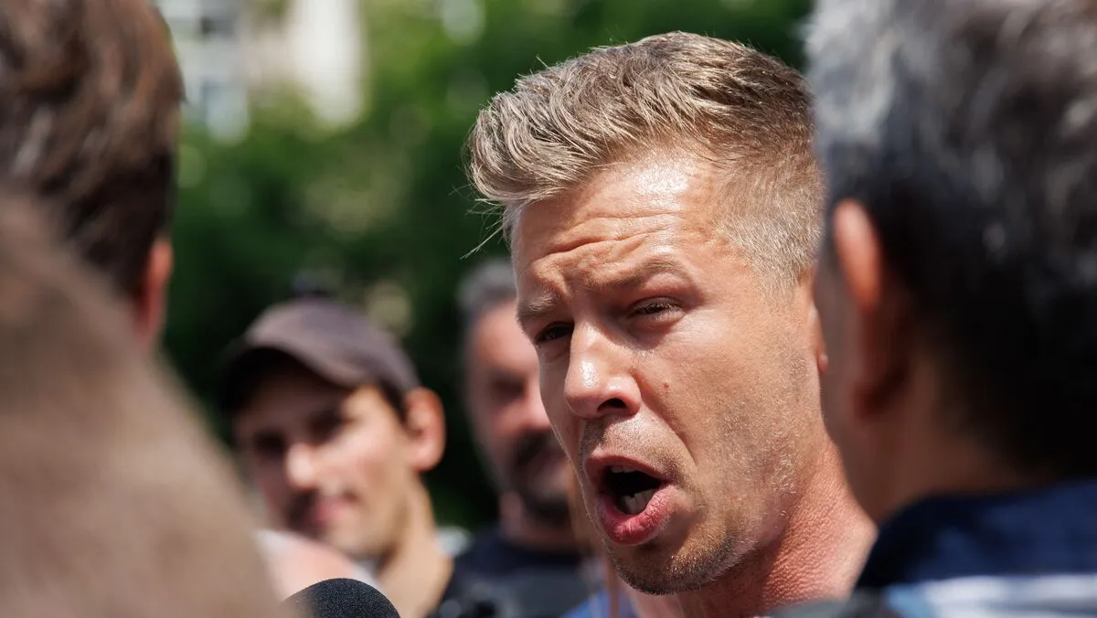 Magyar Péter Egymillió lépés a békéért és a nemzeti összefogásért elnevezésű országjárása