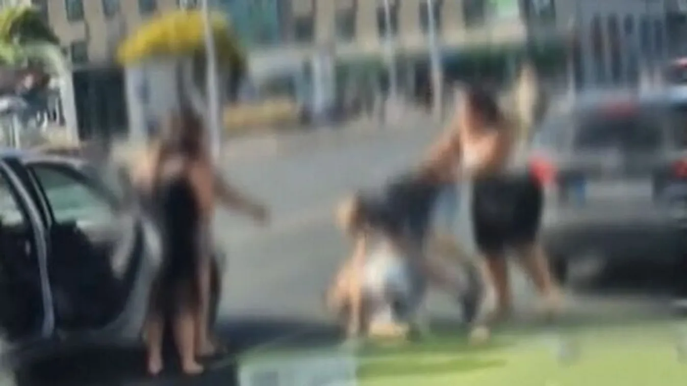 Videón, ahogy ököllel üti egymást az út közepén két társaság