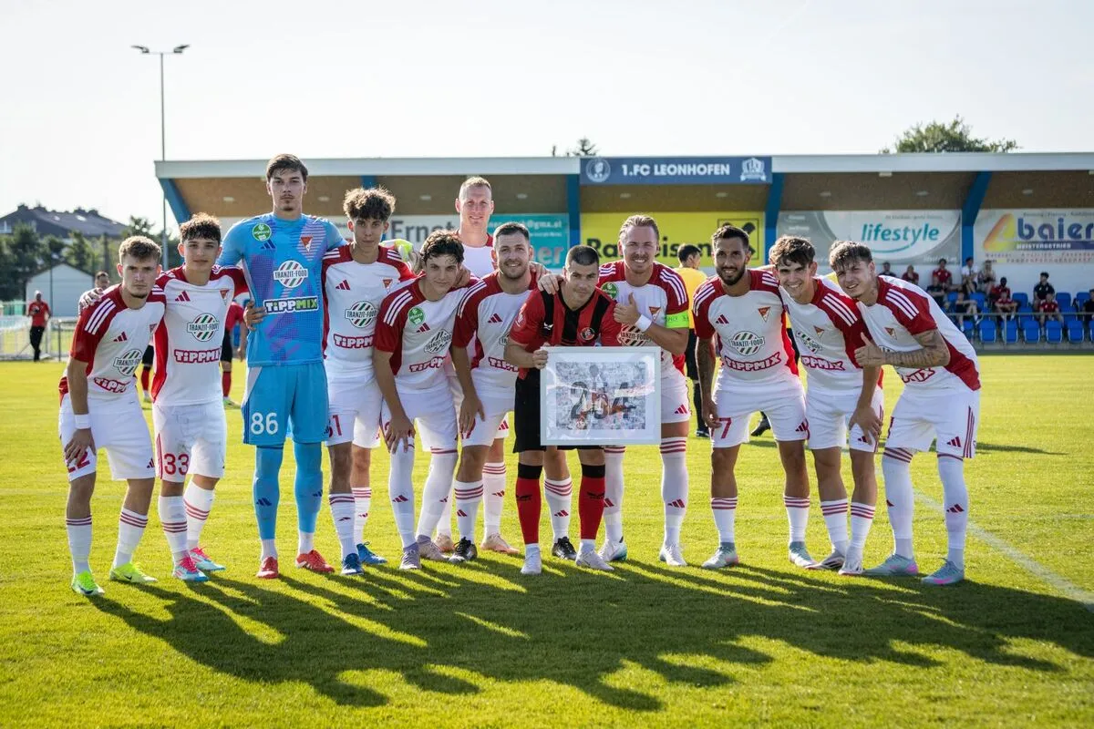 Ferenczi Jánost (középen) az edzőmeccs előtt köszöntötték Dzsudzsák Balázsék