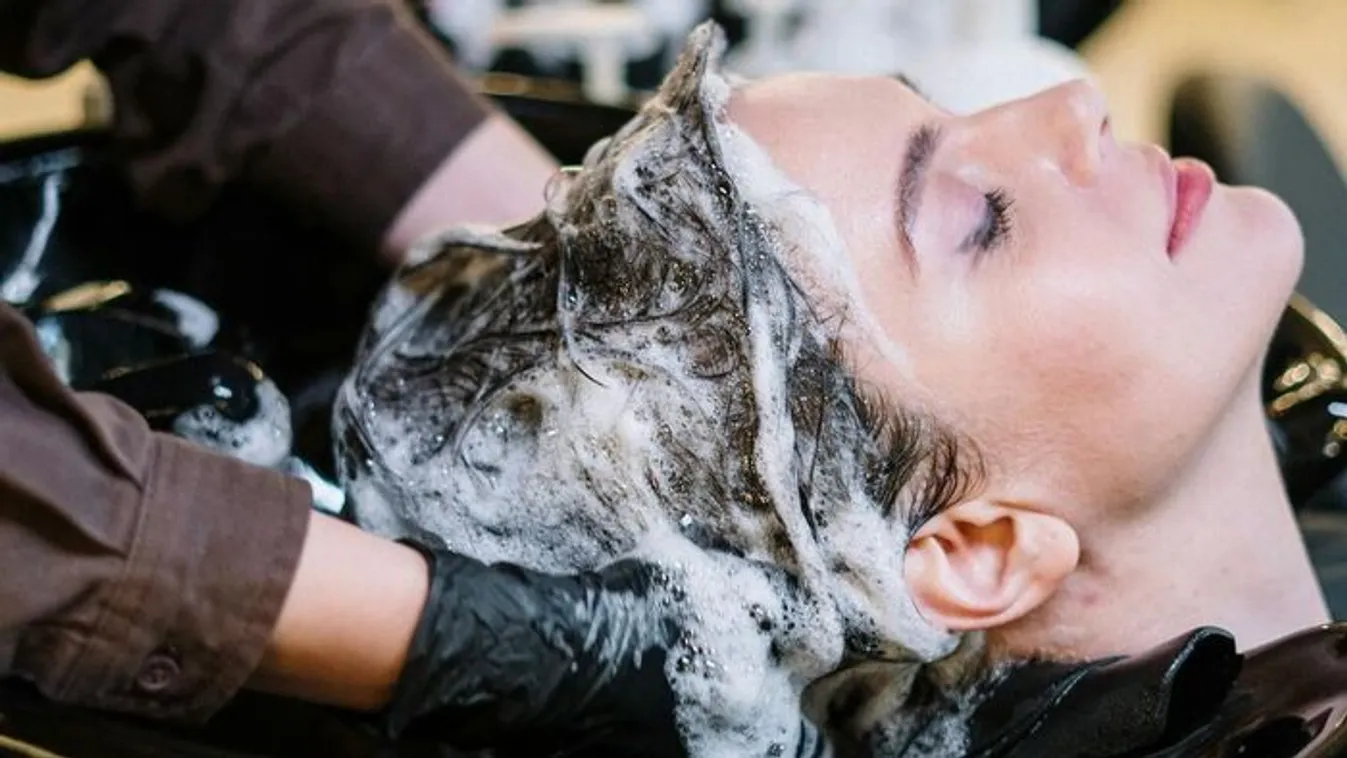 A fodrásznál derült ki, hogy rákos a nő