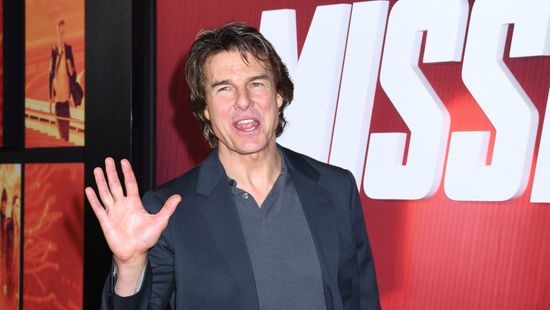 Ellopta a show-t: fehérnemű nélkül lépett a vörös szőnyegre Tom Cruise barátnője