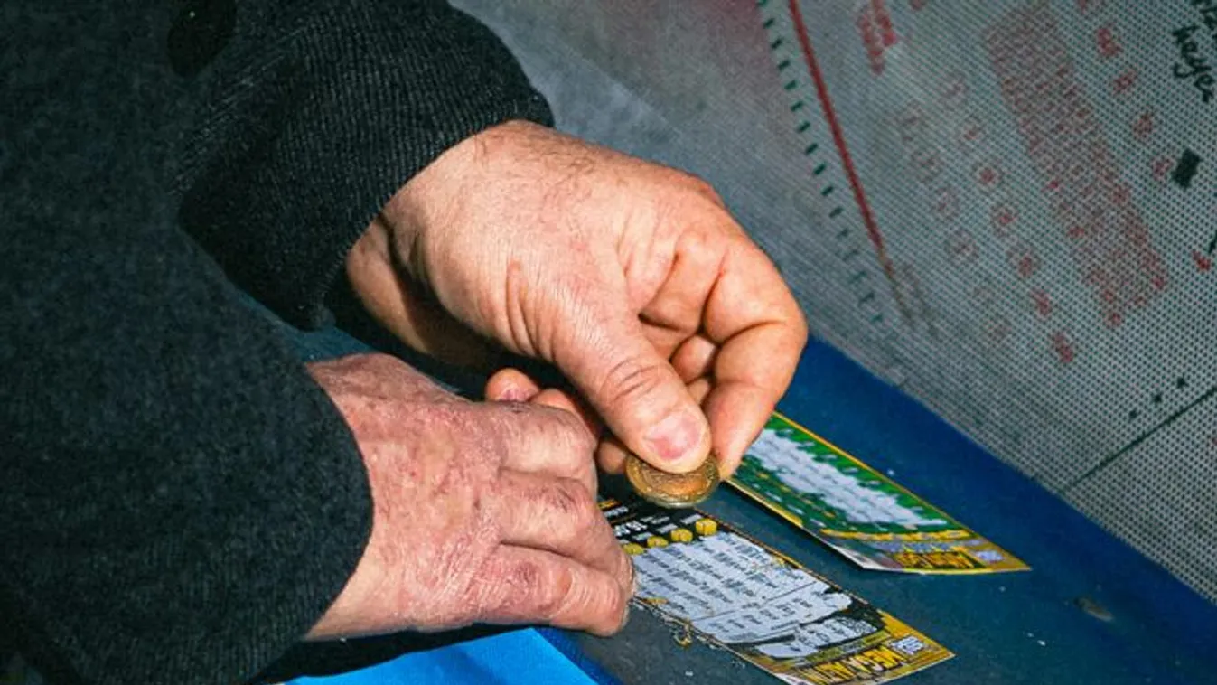 Ez nem vicc: 10 milliót nyert nagybátyja helyett a kaparóson