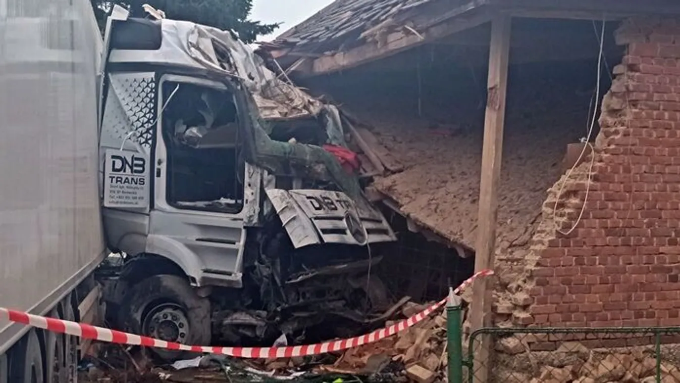 Megrázó fotók: kamion csapódott egy 17 éves lány szobájába