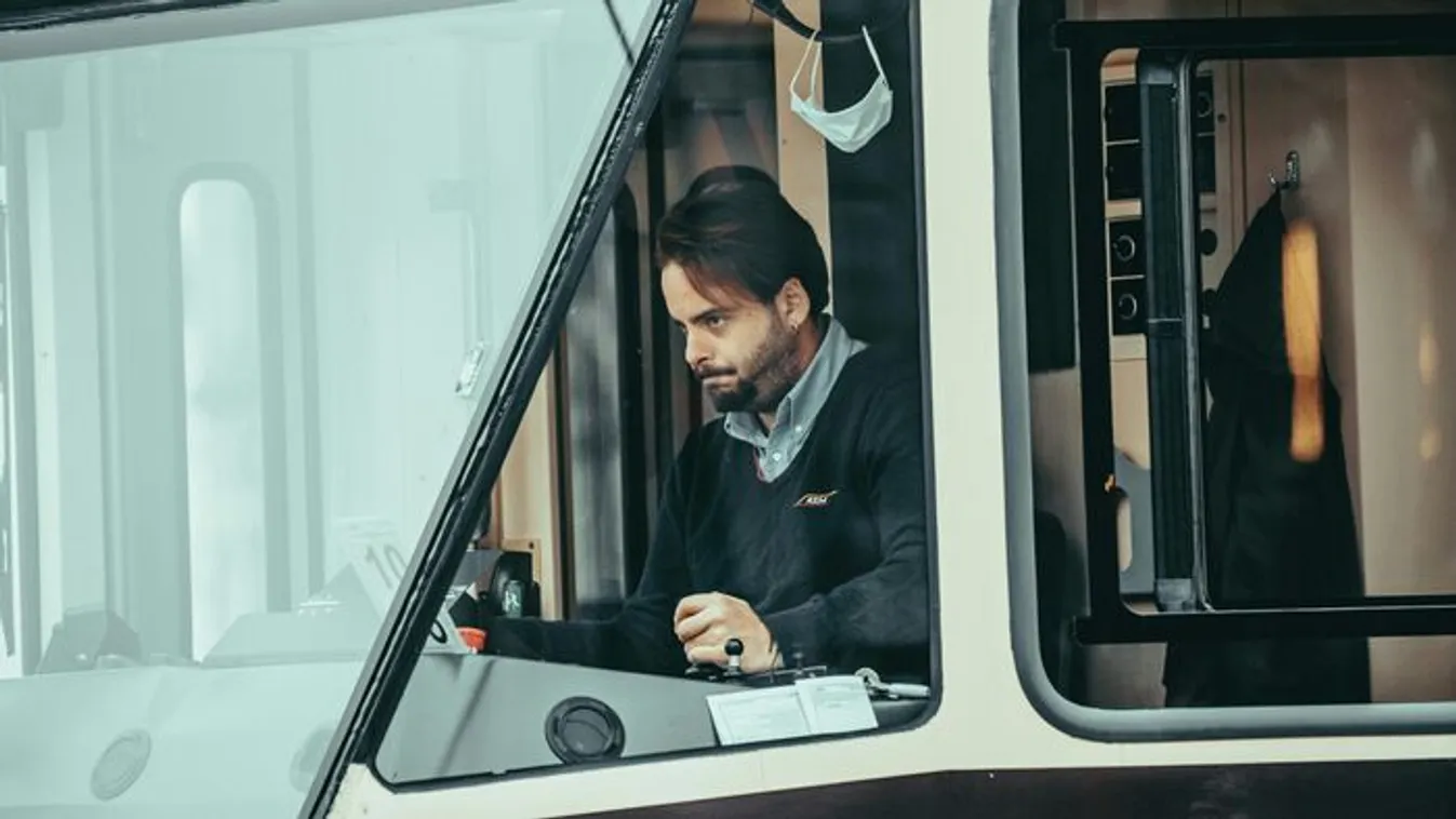 Kirúgtak egy metróvezetőt, mert kötögetett munka közben