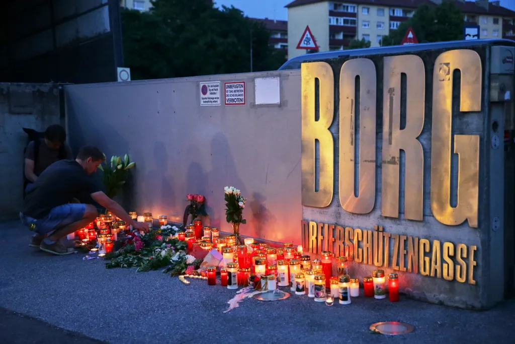 Graz, 2025. június 10.
Lerója kegyeletét az áldozatok előtt egy férfi a helyszínnél 2025. június 10-én, miután egy grazi középiskolában lövöldözött egy volt tanuló, és tíz embert megölt, majd magával is végzett. Sok sebesült kórházi ápolásra szorul.
MTI/A