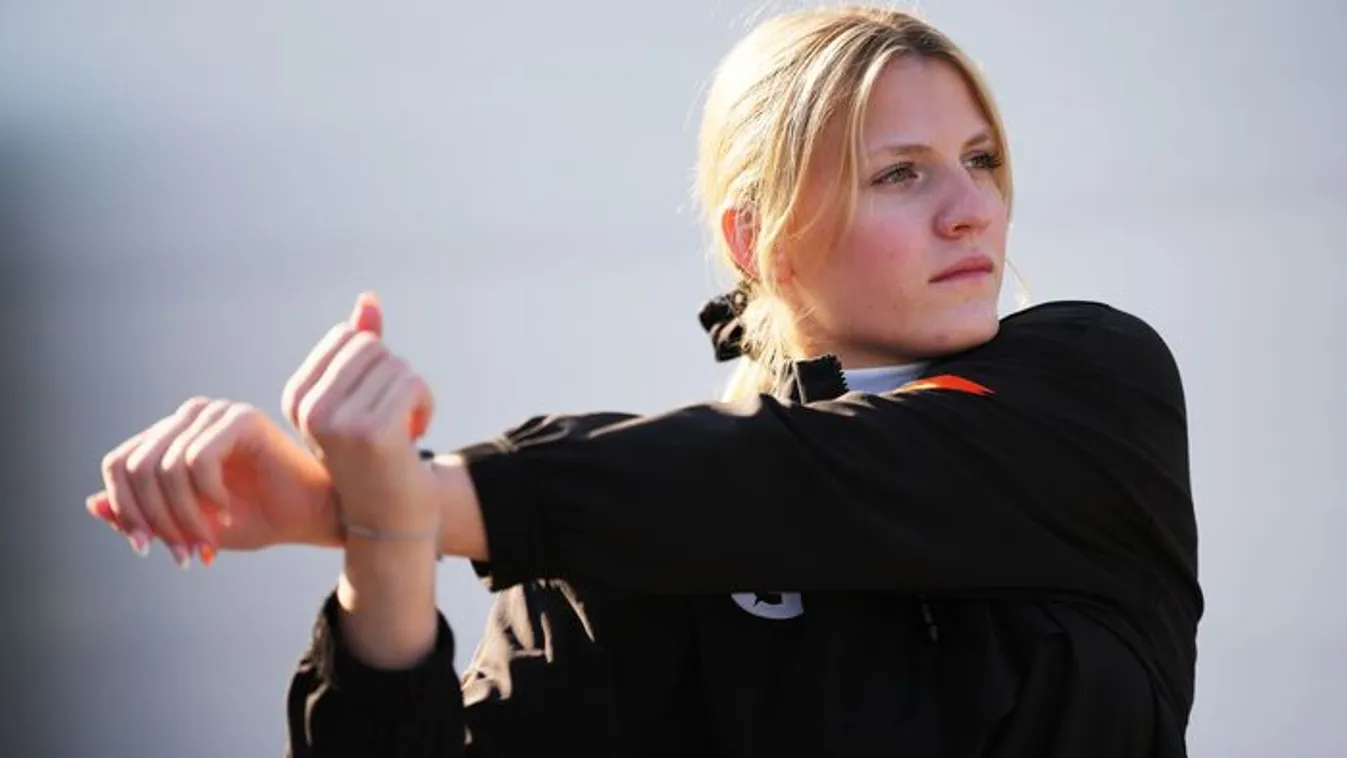 Jogsija még nincs, de a Forma-1-be tart a 16 éves pilótalány