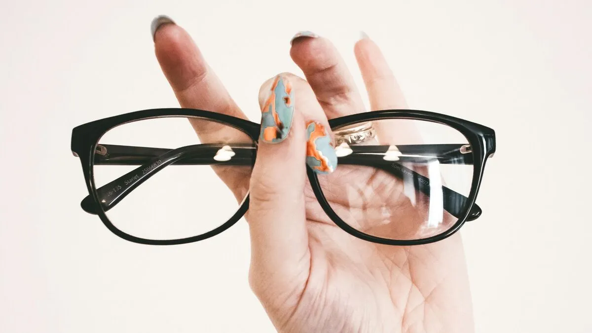 alt=Eltört szemüveg miatt ment vizsgálatra, és ami később kiderült, sokkolta a fiatal légiutas-kísérőt 