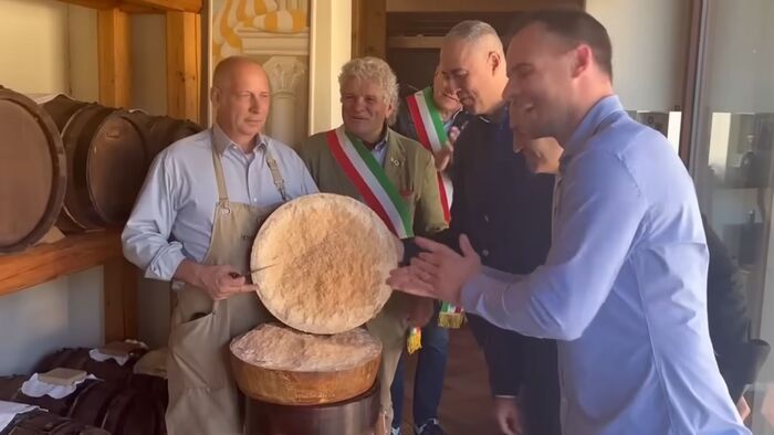 Rekord: 10 ezer napig érleltek egy parmezánsajtot