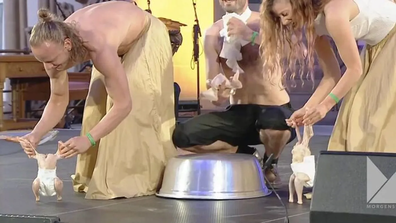 Bepelenkázott csirkékkel táncoltak egy német székesegyházban