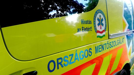 Nagy a baj: durva baleset történt a Dózsa György úton, mentők a helyszínen