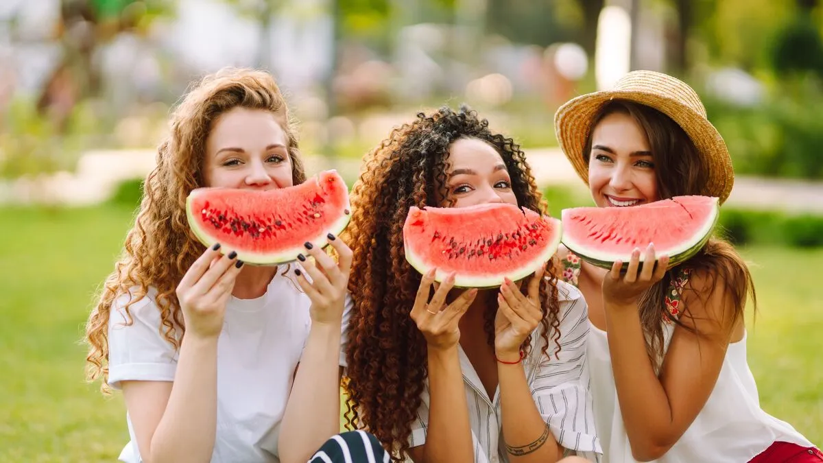 Three,Beautiful,Young,Girls,Have,Fun,Together,And,Eating,Watermelon, görögdinnye, dinnye