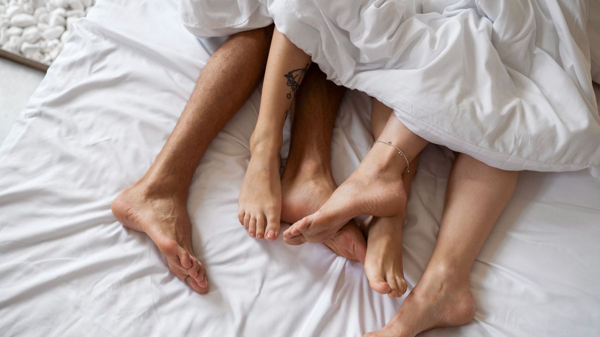 Bizarr kapcsolat: a nő választja ki, hogy a vőlegénye kivel csalja meg