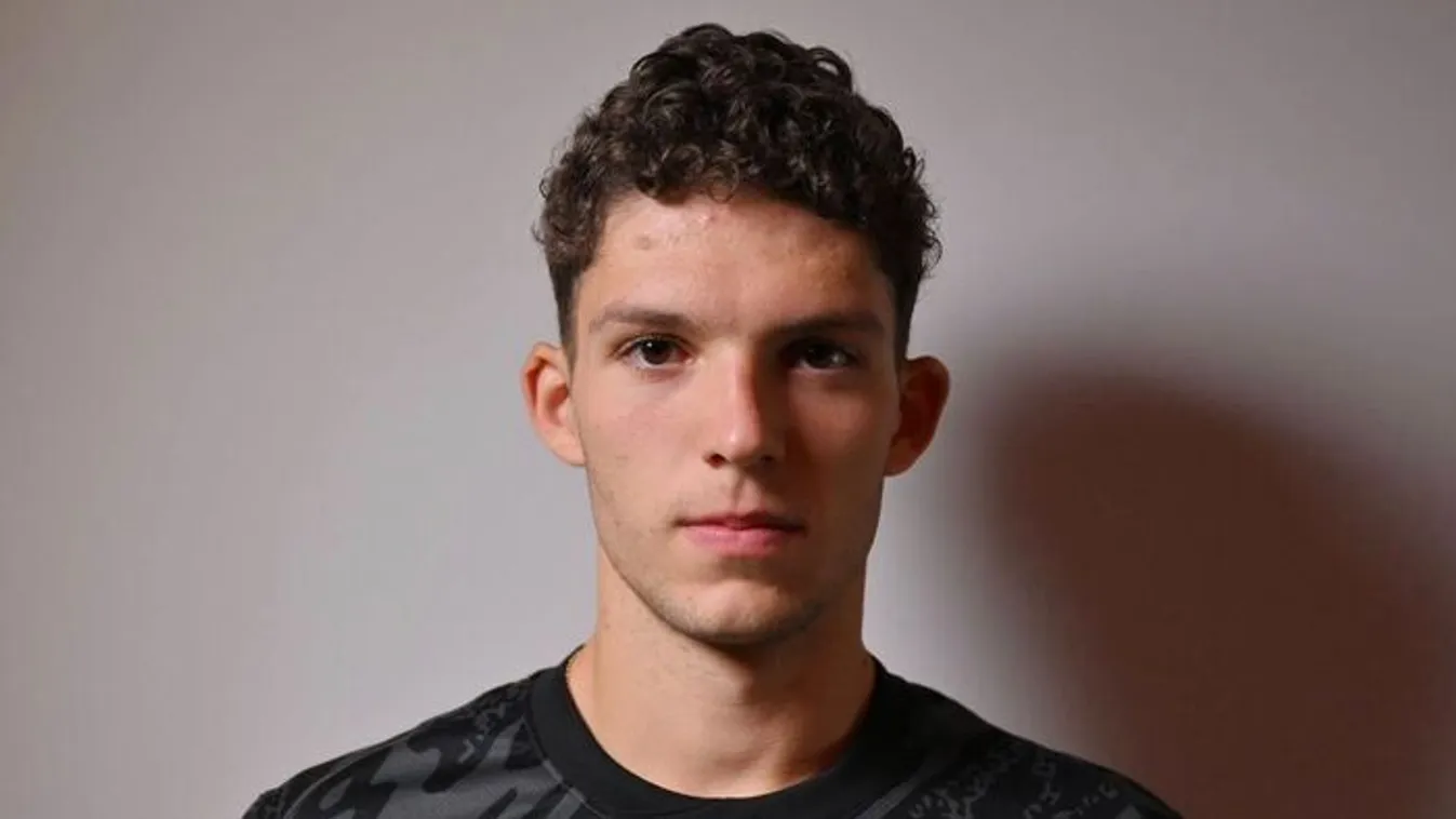 Máris tisztogat a Liverpool magyar focistája, Pécsi Árminnak hősöket kell kiszorítania