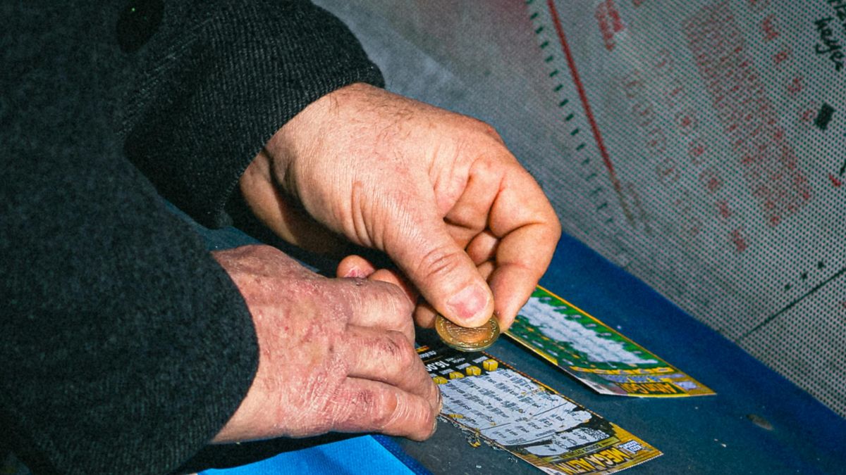Ez nem vicc: 10 milliót nyert nagybátyja helyett a kaparóson