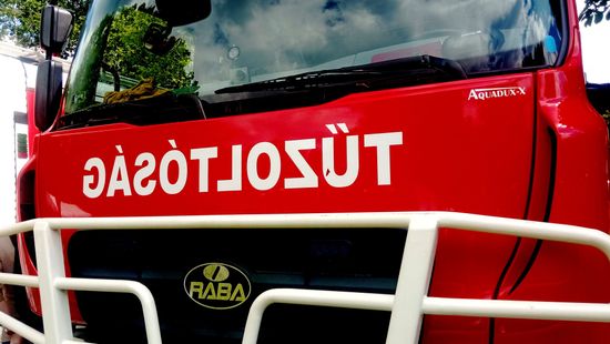 Brutális baleset az M1-esen, két kamion és egy kisteherautó ütközött, egy ember életét vesztette