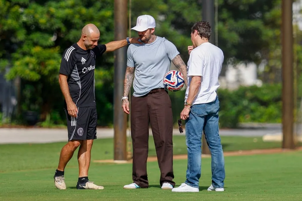 Javier Mascherano David Beckhammel parolázik. Pedig nem rózsás a helyzet Messi csapatánál