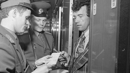 Vasfüggöny, kék és piros útlevél – retró képgaléria a régi határátkelők