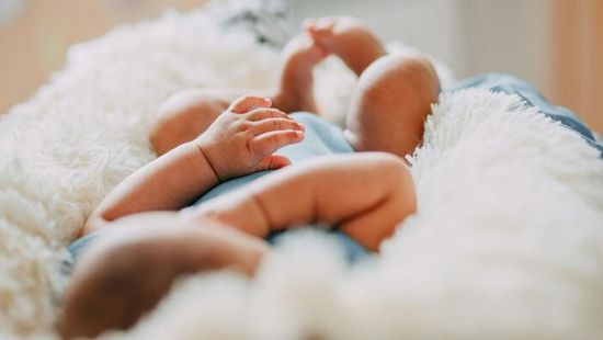 Összeomlottak a szülők: lebénult arccal jött a világra a baba, az orvosok semmi jót nem ígértek