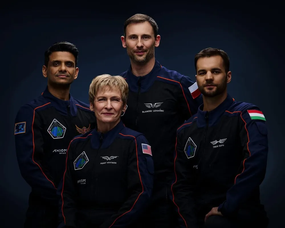 Kapu Tibor (jobbszélső) három társával indul el az űrbe június 10-én / magyar kutatóűrhajós