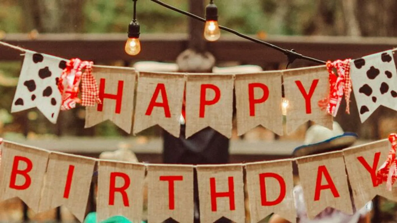 Popsitortát kapott a kebelcsoda születésnapjára