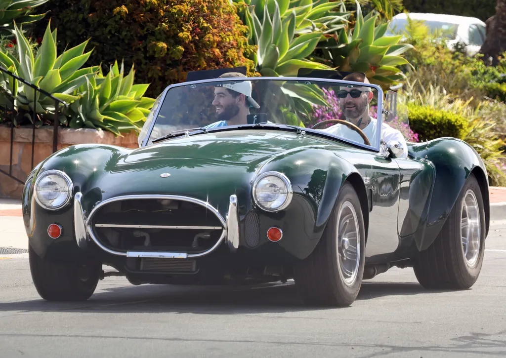 Galéria - Sztárok és iszonyat drága luxusautóik - RIPOST
