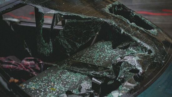 Belehajtottak egy kétgyerekes család autójába, a 4 éves fiú meghalt - nem akárki szállt ki a másik kocsiból
