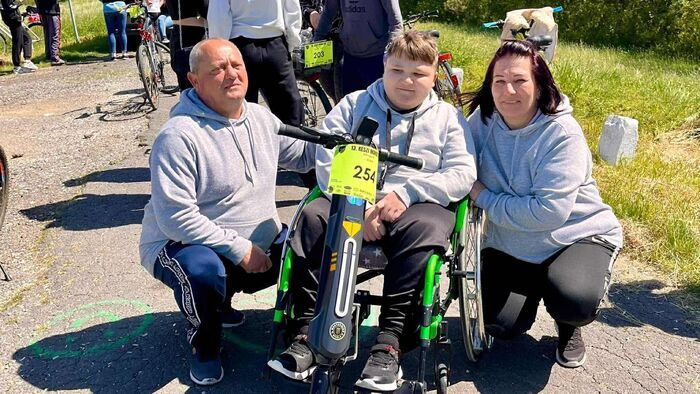 Egymilliárd kellene, hogy a Duchenne-szindrómás Ádi élhessen