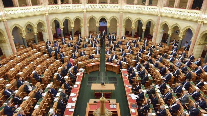 Családok támogatása a mai parlamenti ülés fő témája