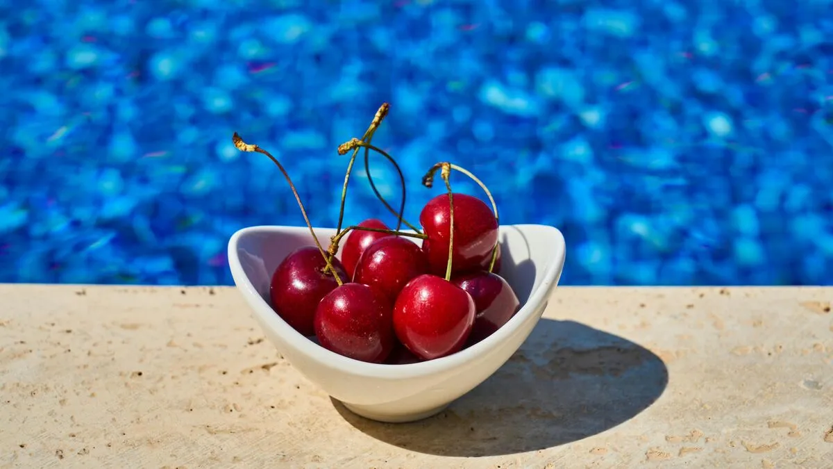 alt=A cseresznye nemcsak ideális nyári gyümölcs a víz mellett, hanem jótékony hatással is bír az alvásunk minőségére is