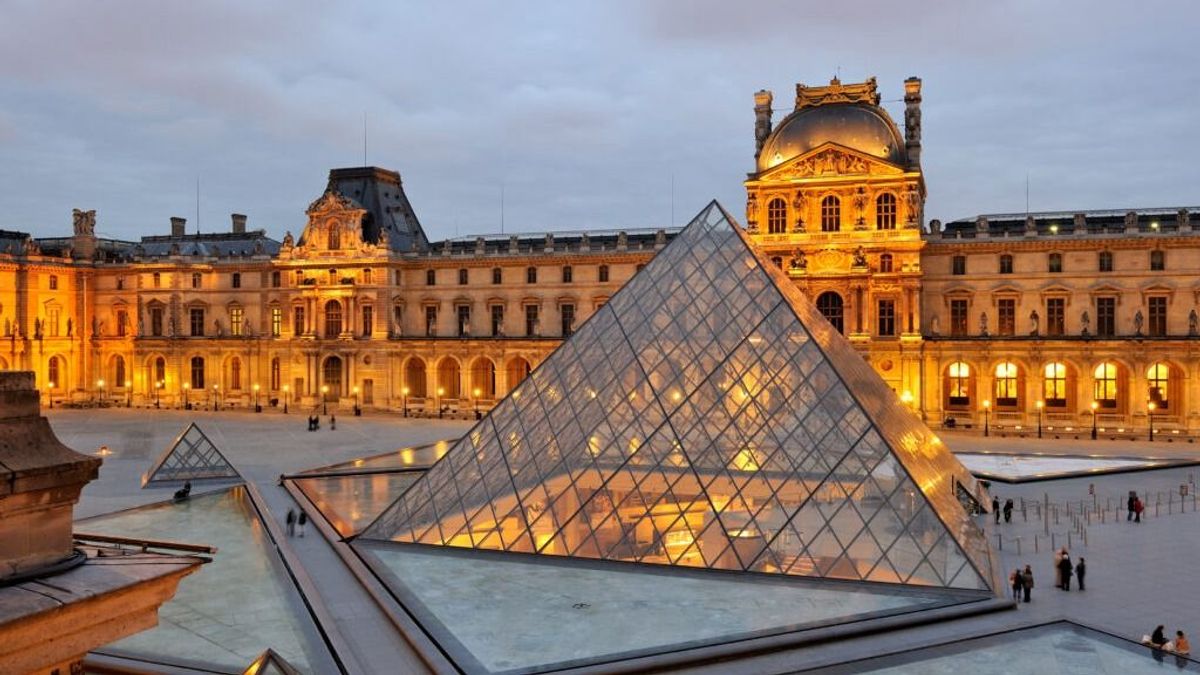 Határozatlan időre bezárt a párizsi Louvre, az ott dolgozóknak elegük lett a turistákból
