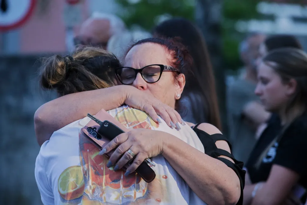 Graz, 2025. június 10.
Megöleli egymást két nő a helyszínnél 2025. június 10-én, miután egy grazi középiskolában lövöldözött egy volt tanuló, és tíz embert megölt, majd magával is végzett. Sok sebesült kórházi ápolásra szorul.
MTI/AP/Heinz-Peter Bader