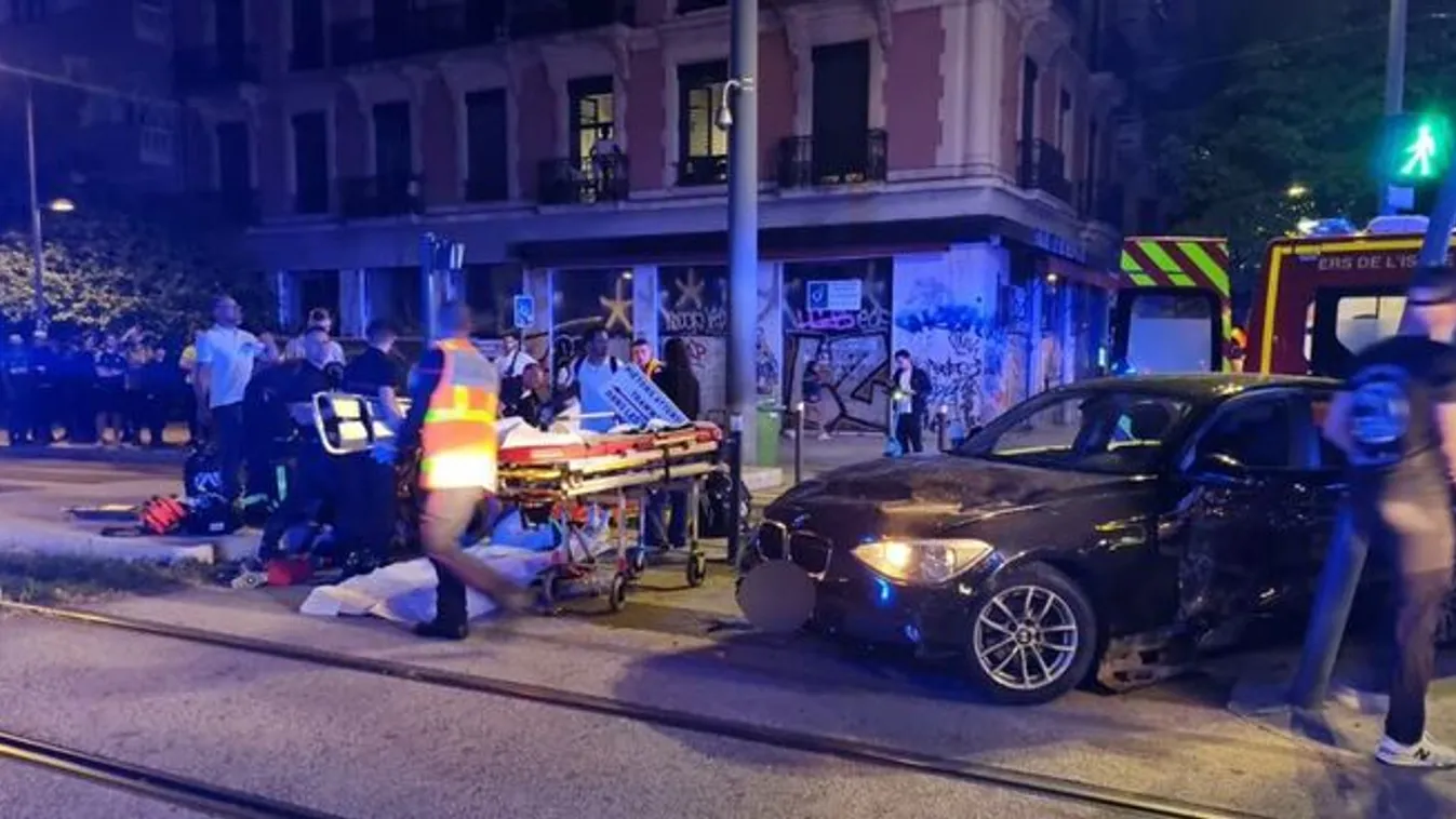 Franciaországban is a tömegbe hajtott egy autó