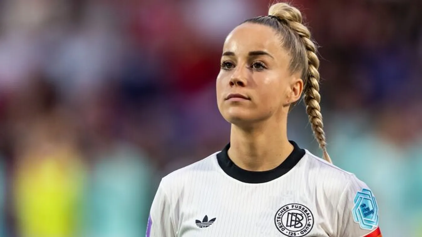 Meztelen férfiak fotóival zaklatják a németek Eb-sztárját