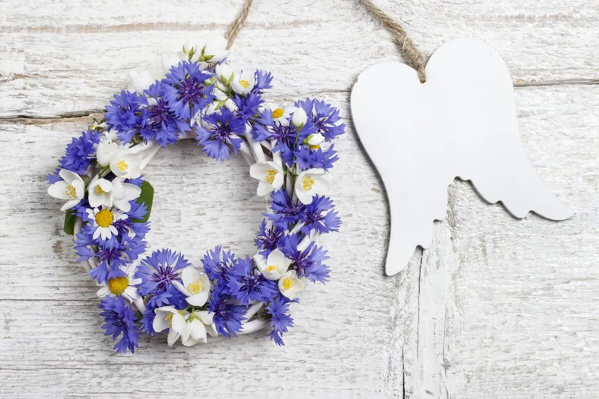 Angyalhoroszkóp Wicker,Wreath,Decorated,With,Cornflowers,And,Chamomiles,,And,Wooden,Angel