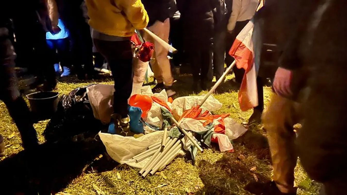 Földre hajigálták a magyar zászlókat a tiszások