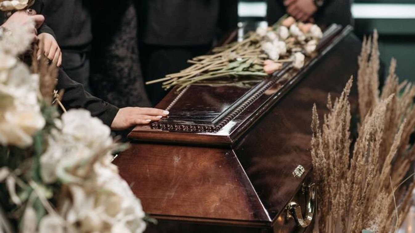 Temetése közben ébredt fel a halottnak hitt nő, mindenkit sokkolt
