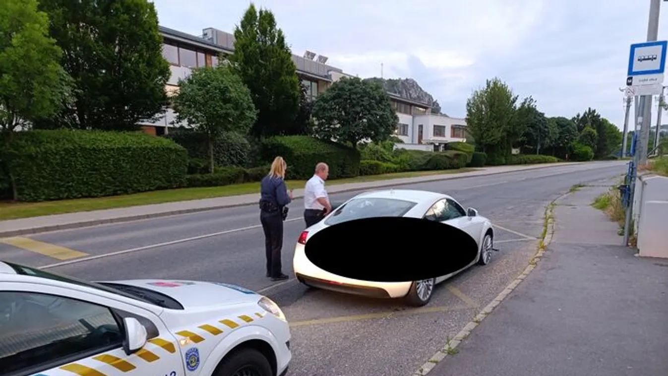 Meztelenül vezette autóját egy férfi Budaörsön